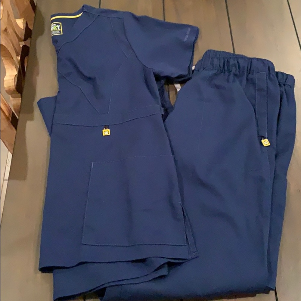Wonder wink scrubs